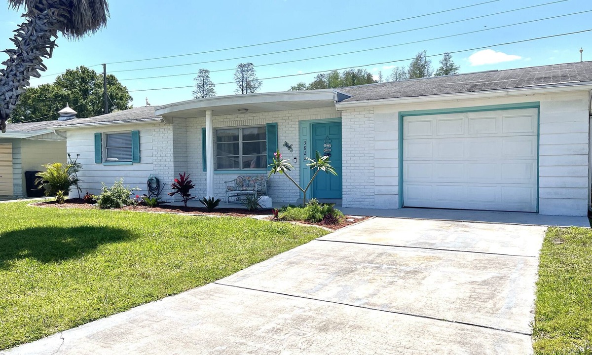 Holiday House | Close 2 beach-Leaning Palm Tree" 55 4KRoku-Floridian colors-King-Queen-2 single