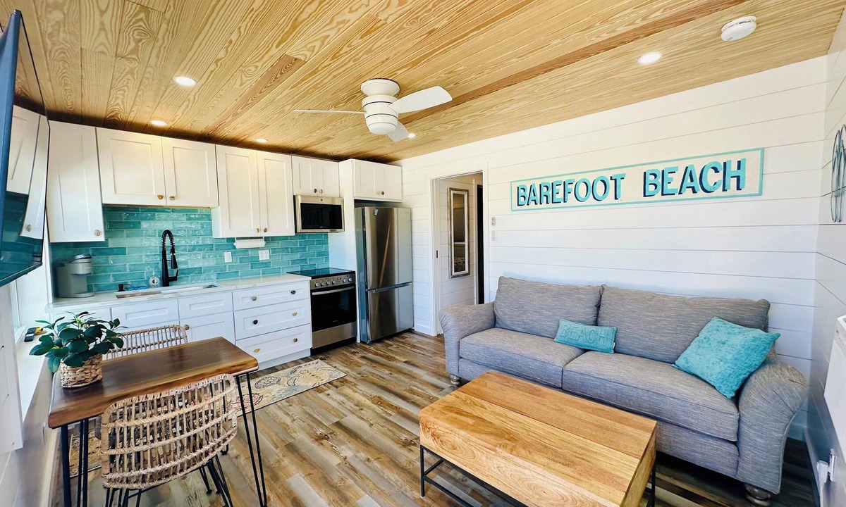 Central Naples Cottage | Coastal Cottage w/King Bed- 1.5 miles from the Beach!