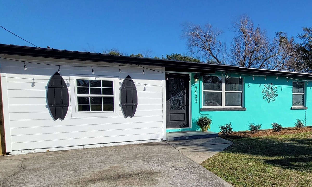 Panama City House | Coastal Drift ¤ Fenced Yard ¤ Dinning ¤ Shops ¤ King and Queen Bed