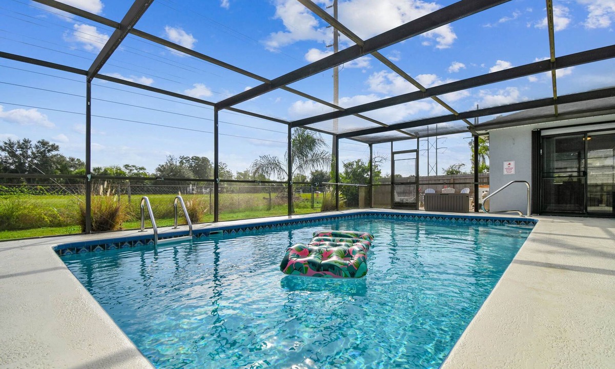Holiday Lakes West House | Coastal Family Retreat – Heated Pool, Fire Pit & Fun!