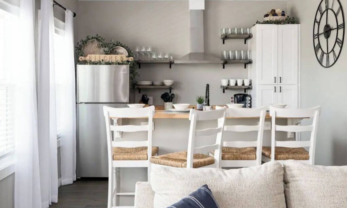 Port Bolivar Villa | Coastal Farmhouse Pet - Friendly Walk to the Beach