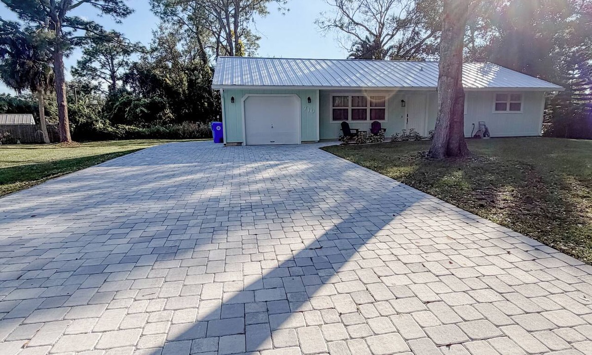 Sebastian Highlands House | Coastal Getaway 2bd-2ba 5 miles to boat ramp and Earl’s hideaway!