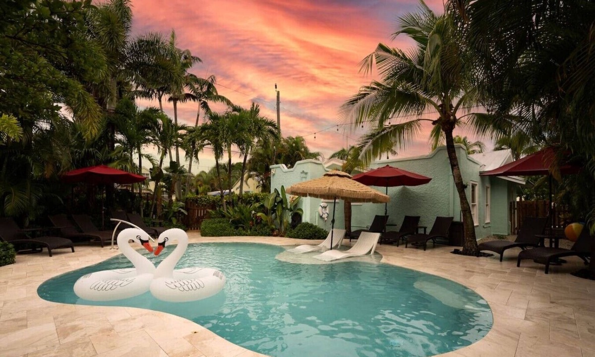 Grandview Heights House | Coco Plum Cottage a Charming Retreat Htd Pool and BBQ