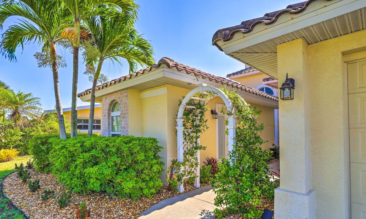 Cocoa Isles Country Club Cottage | Cocoa Beach Studio ~ 2 Mi to the Sandy Shore!