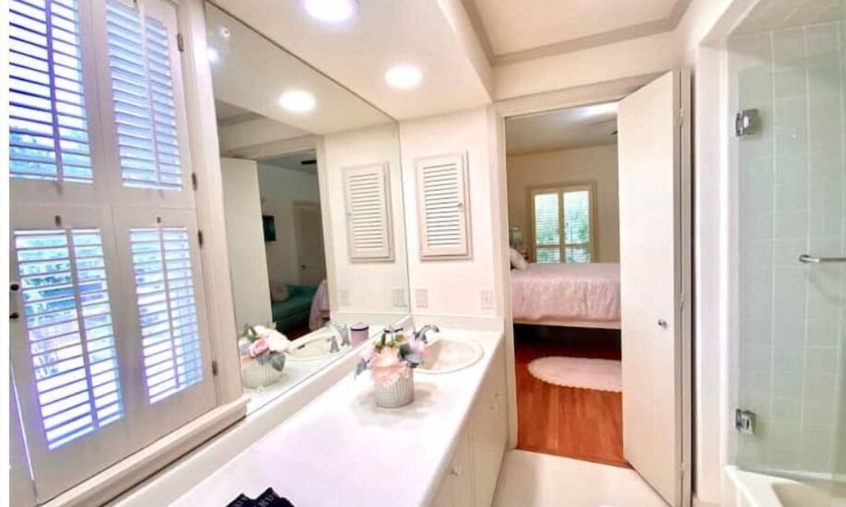Oak Park - Northwood Villa | Colonial Elegance in the City's Heart