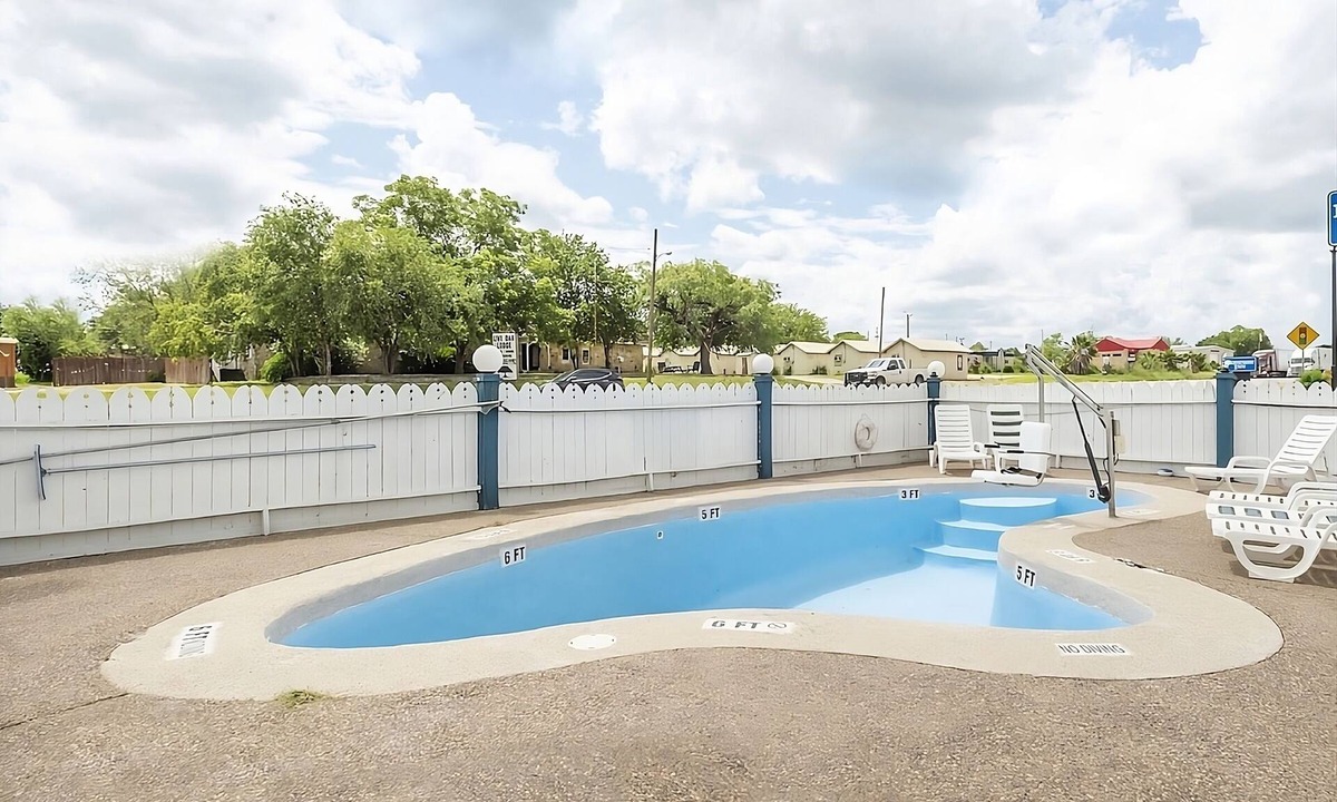 Three Rivers House | Comfort Meets Affordability! 2 Comfortable Units, Parking, Near Tip's Park!