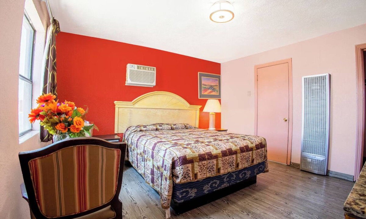 El Paso Hotel | Comfortable Room Close to El Barrio Park – Excellent Value for Clean Comfort