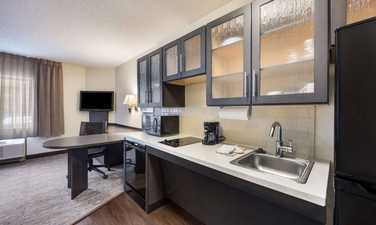 Baymeadows Hotel | Comfortable Stay near The Cummer Museum! Nature in Style! Pets Allowed, Kitchen!