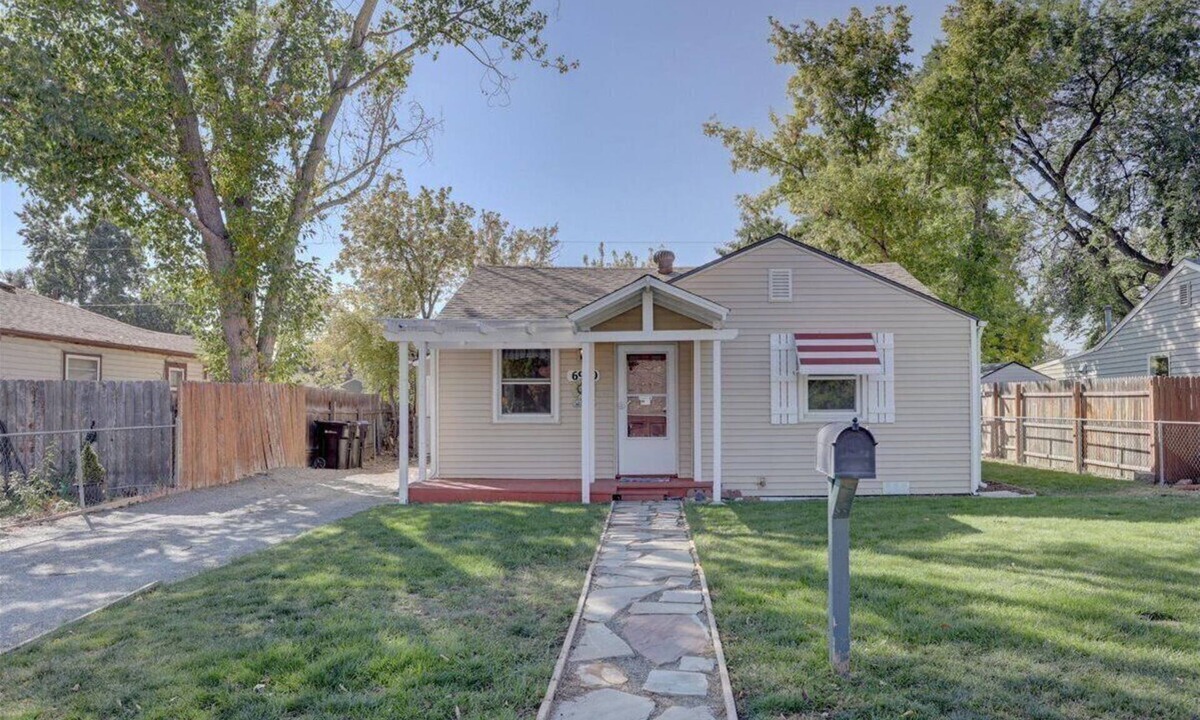 Arvada House | Comfy bungalow and fast Wi-Fi!
