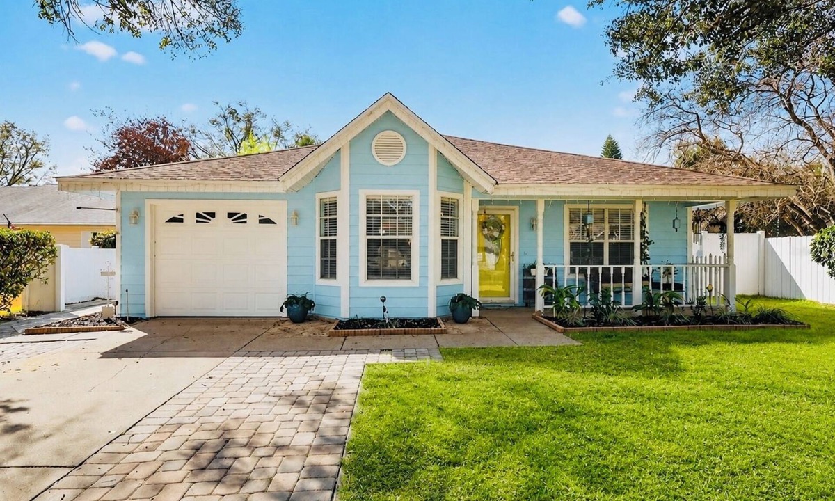 Mount Dora House | Comfy Mount Dora Cottage - King Bed - Updated & Clean!