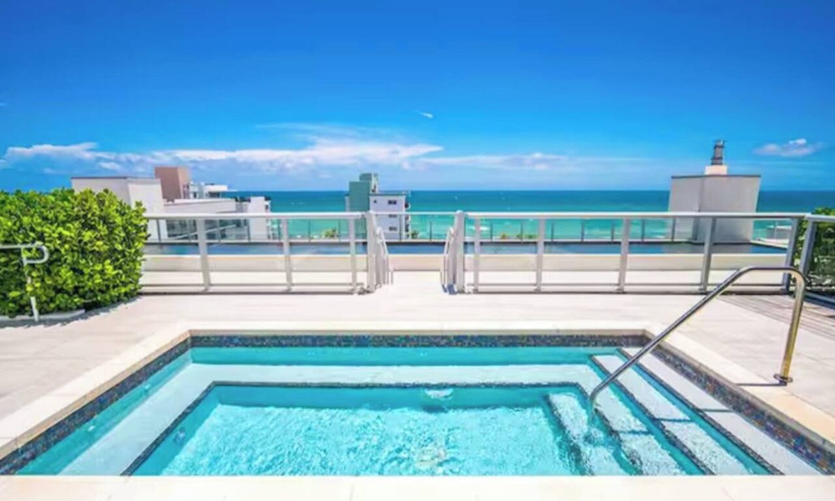 Hollywood Condo | CONDO @Hollywood BEACH ✦Rooftop POOL and HOT Tub ✦STEPS to BEACH ✦ PET Friendly!