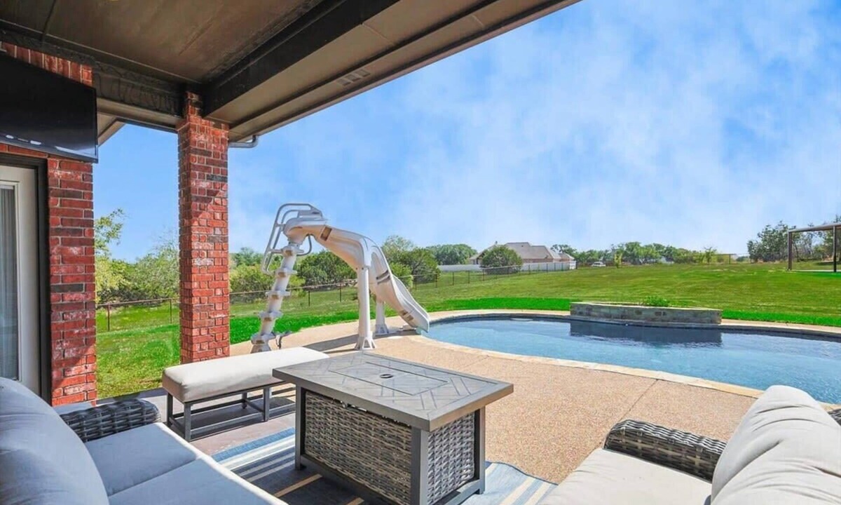 Fort Worth House | Country Living At Its Finest - 5BD with Pool