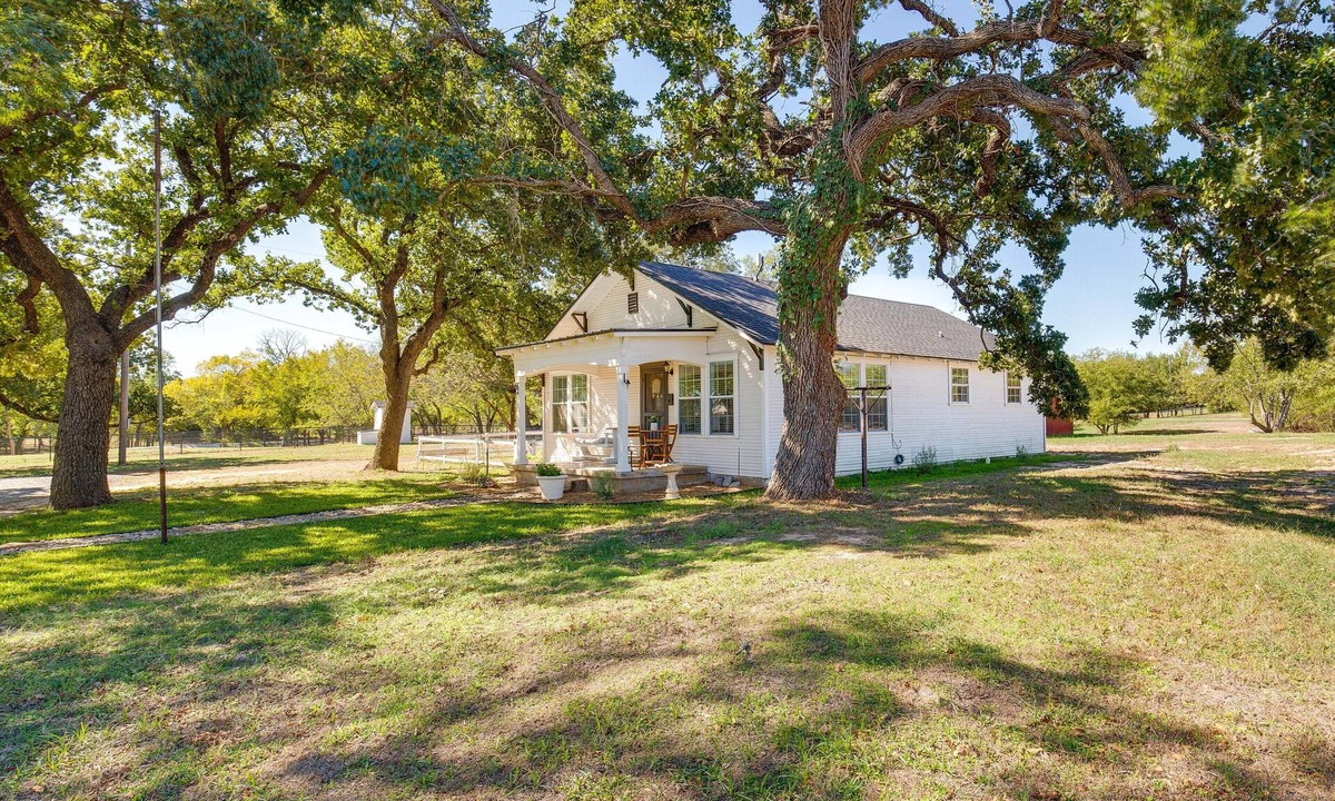 Decatur Cottage | Countryside Cottage w/Fenced Yard in Decatur!