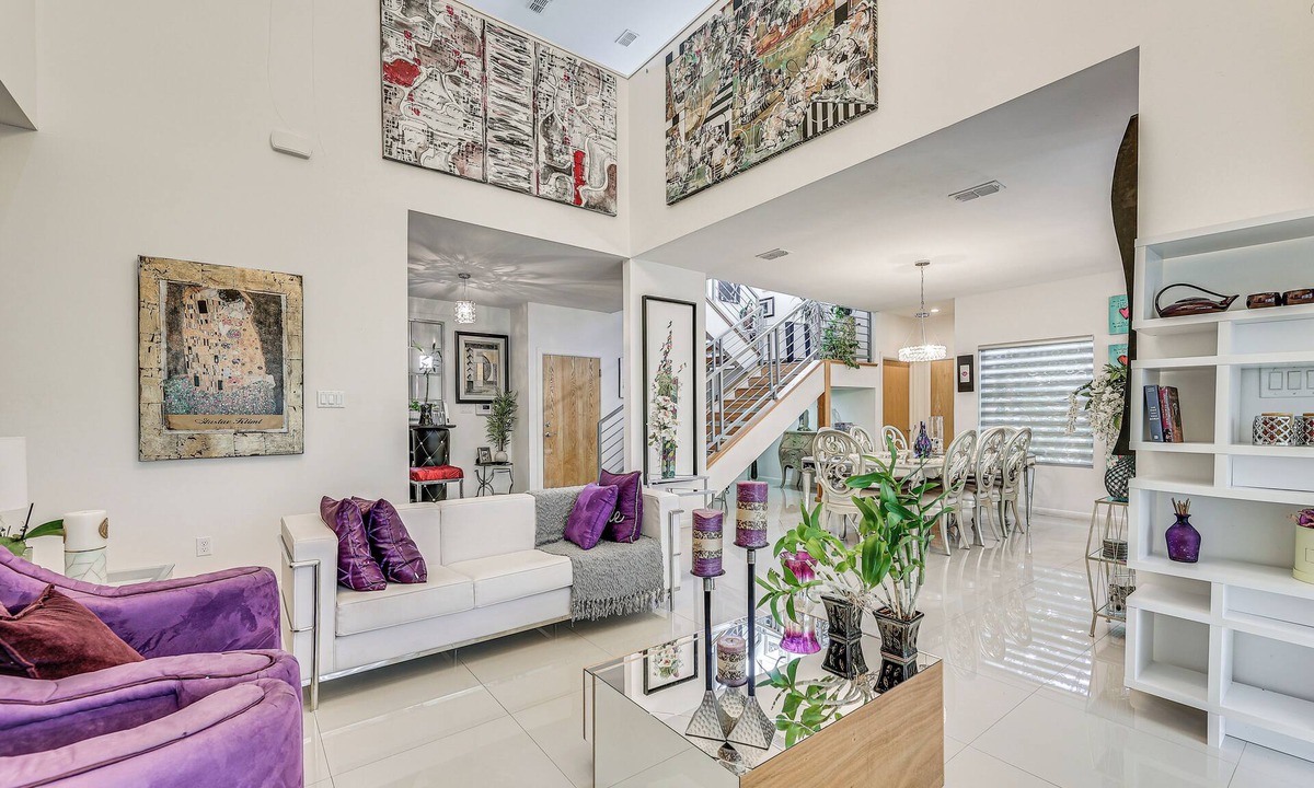 McAllen House | Covered Patio & Grill: Colorful McAllen Home