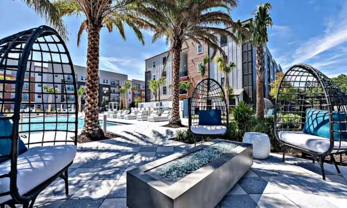 Golden Glades - The Woods Apartment | Cozy 1-bedroom apartment ! Minutes to Mayo clinic & Beach