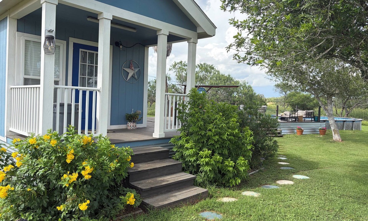 Pleasanton Cottage | Cozy 1-bedroom cottage in serene Jourdanton with PRIVATE pool and deck.