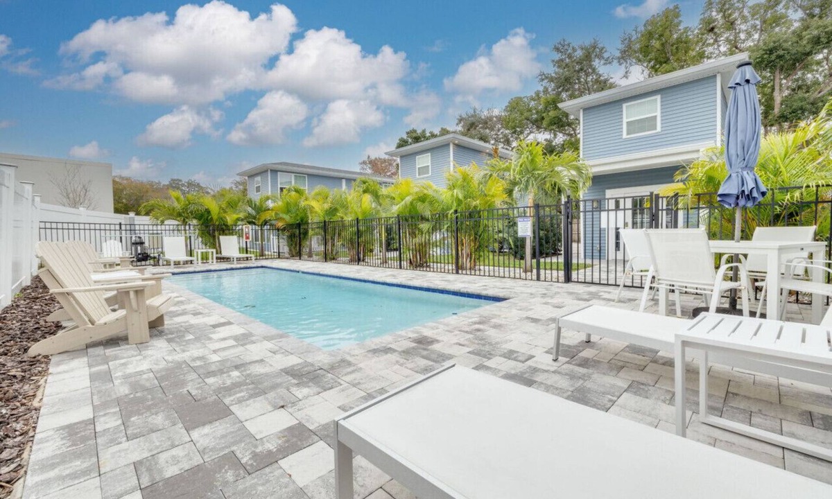 Downtown Dunedin House | Cozy 1 bedroom tiny home with pool "Shelly"