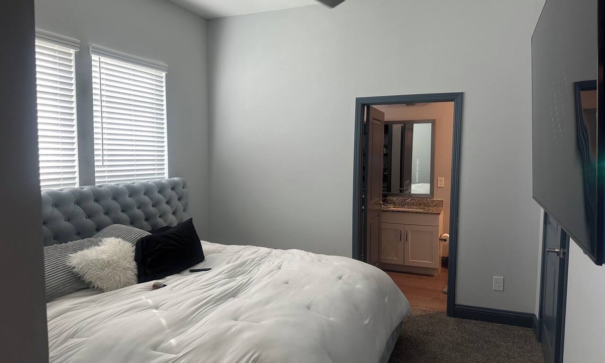 Kingwood Apartment | Cozy 2-bedroom apartment in adorable Porter with AC and gym