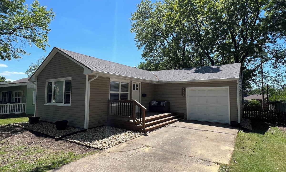Lee's Summit House | Cozy 2 Bedroom Home on the edge of down town Lees Summit