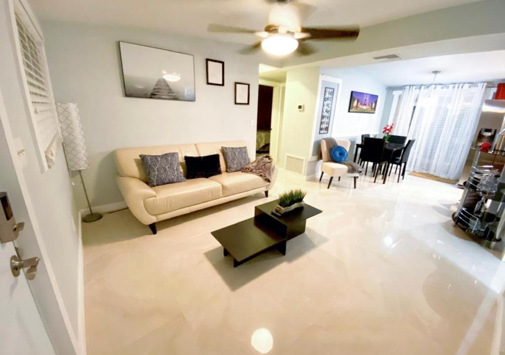 Tampa House | Cozy 3 Bedroom 2 bathroom house 5 minutes away from TPA International Airport