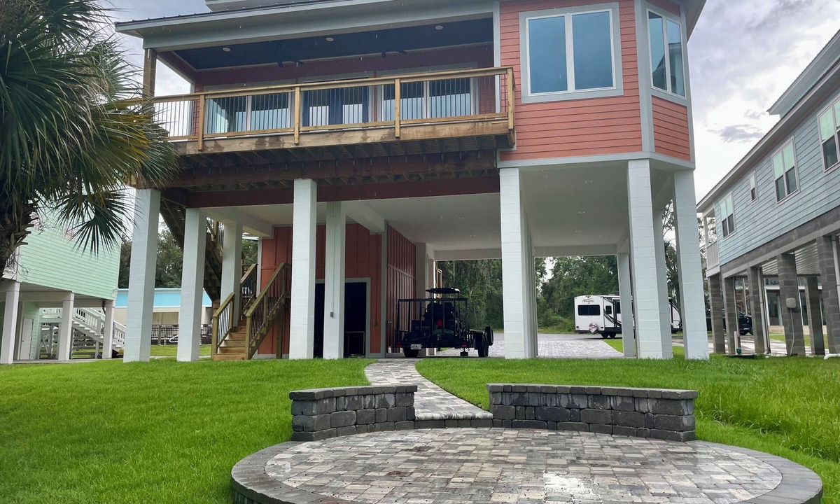 Steinhatchee House | Cozy 4 bedroom 3.5 bath waterfront home with boat dock and slip.
