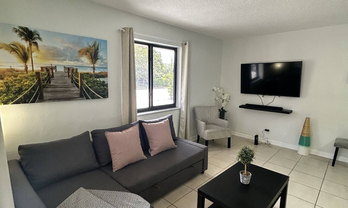 North Central Hollywood Apartment | Cozy apartment in Hollywood. Ideal Location Near Beach, Shops, and Highways