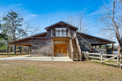 Colquitt County Apartment | Cozy Barn Apt w/5-Acre Pond in South Georgia!