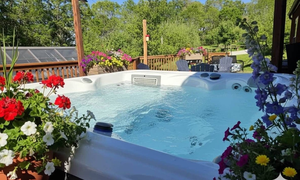 Walnut Shade House | Cozy Barn, Hot tub, Near Branson, MO