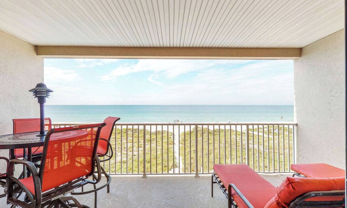 Independence Square Condo | Cozy beachside condo with pool and hot tub walk to restaurants