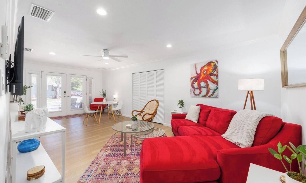 Ridge Wood Heights Apartment | Cozy Bungalow Near Siesta Key and Downtown