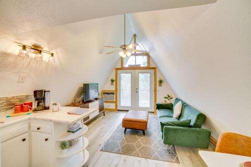 Rockaway Beach Apartment | Cozy Cabin w/Fire Pit: Walk to Lake Taneycomo!