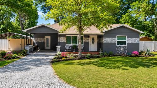 Ocala House | Cozy Cottage - Sleeps 8 - Close to Silver Springs & WEC