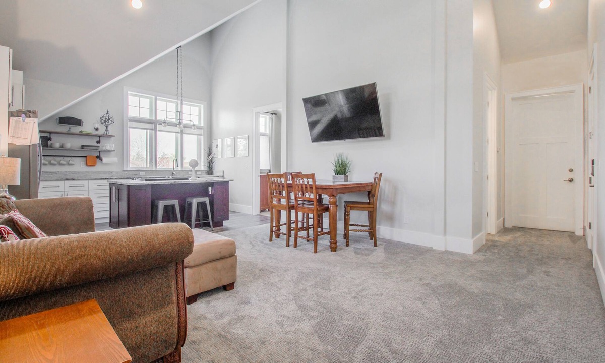 Belmar Park Apartment | Cozy Craftsman 10 Minutes from Denver