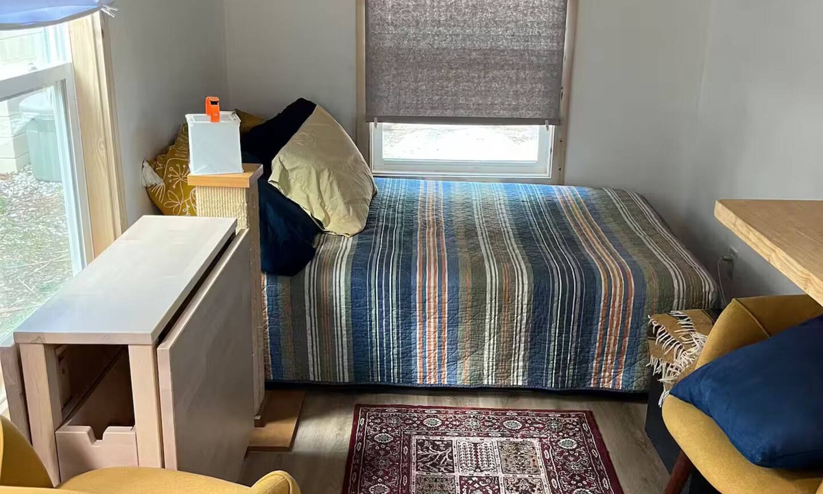 Duckpond Cottage | Cozy detached tiny cottage retreat — Walk to Tom Petty Park