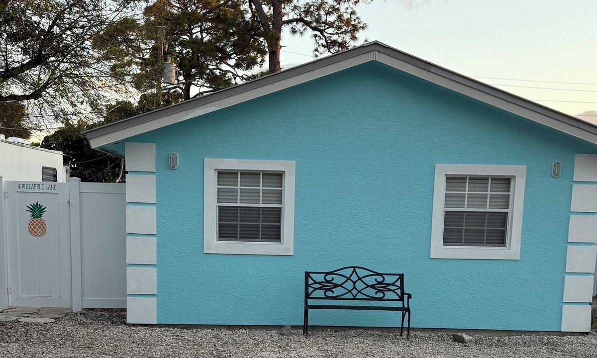 Stuart Apartment | Cozy Downtown Stuart Cottage. Bring your boat 1.3m from ramps beaches & downtown