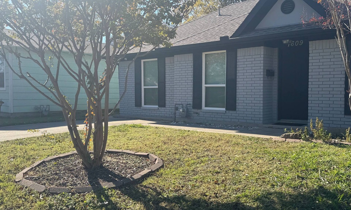McKinney Cottage | Cozy & Fancy 3BR Cottage Near Historic Downtown McKinney - Family Mid-Term Ready