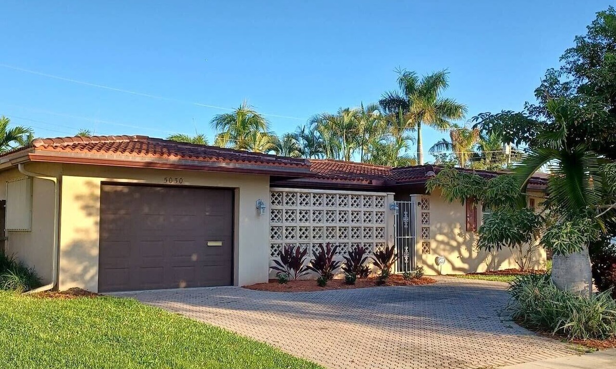 Lighthouse Point House | Cozy house with heated pool near the beach