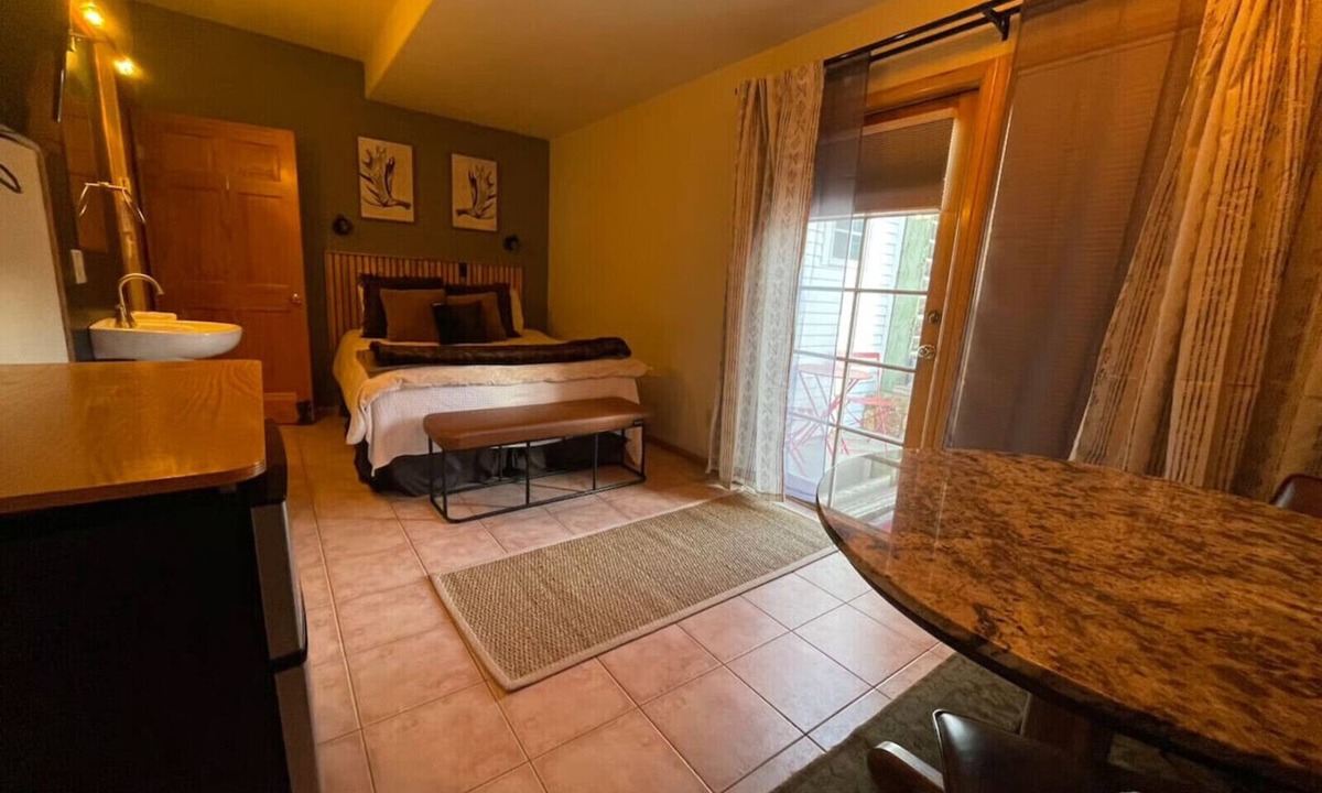 Twin Lakes Cabin | Cozy mountain lodge room steps from glacial lakes & Mt. Elbert