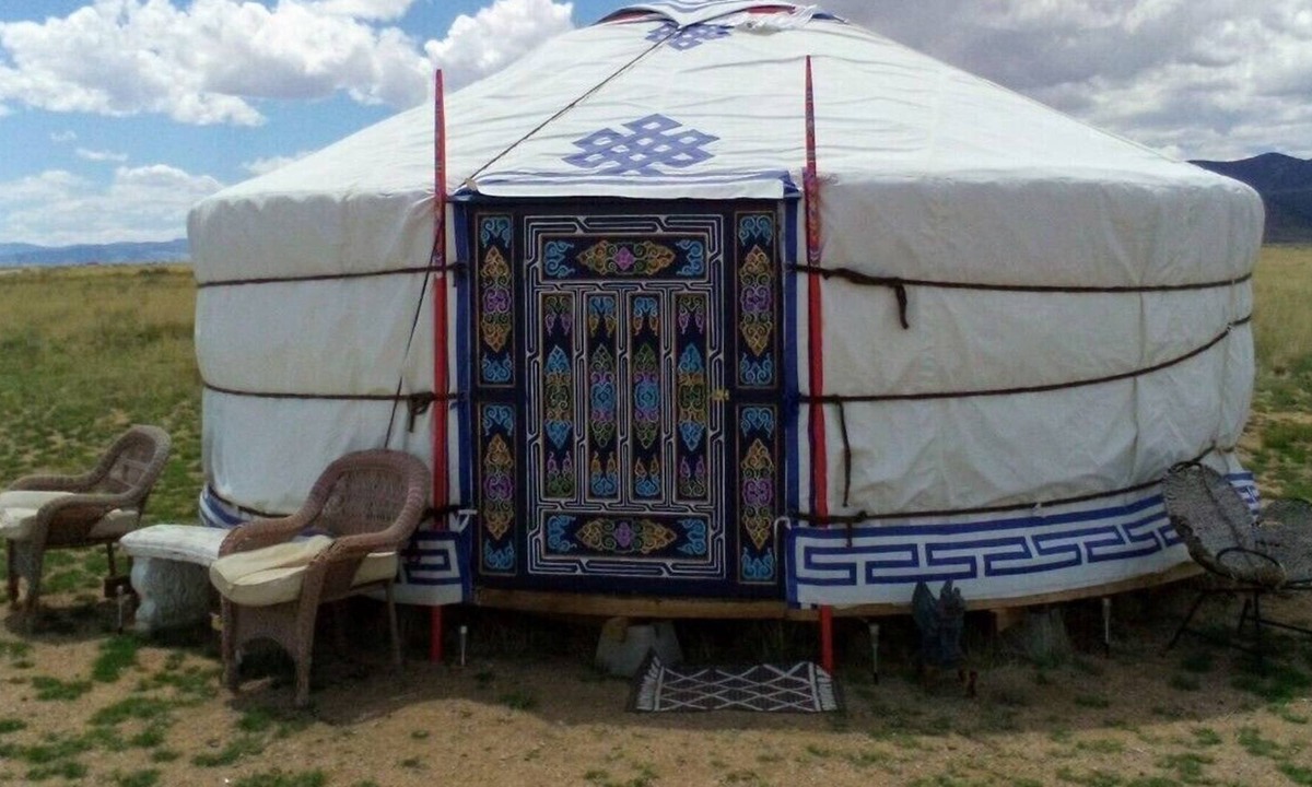 Moffat House | Cozy, off-grid Mongolian Yurt. Pet friendly, next to Joyful Journey hot springs.
