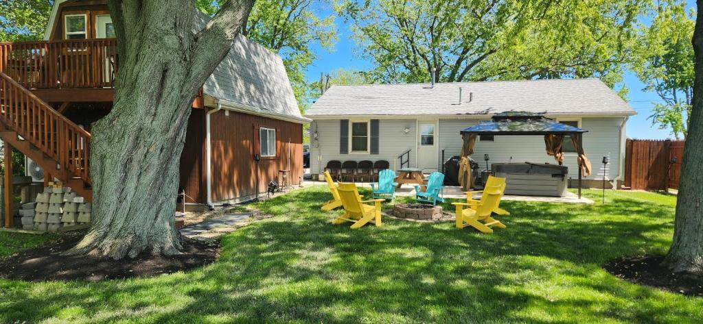 Almont House | Cozy Port Clinton Getaway with Hot Tub