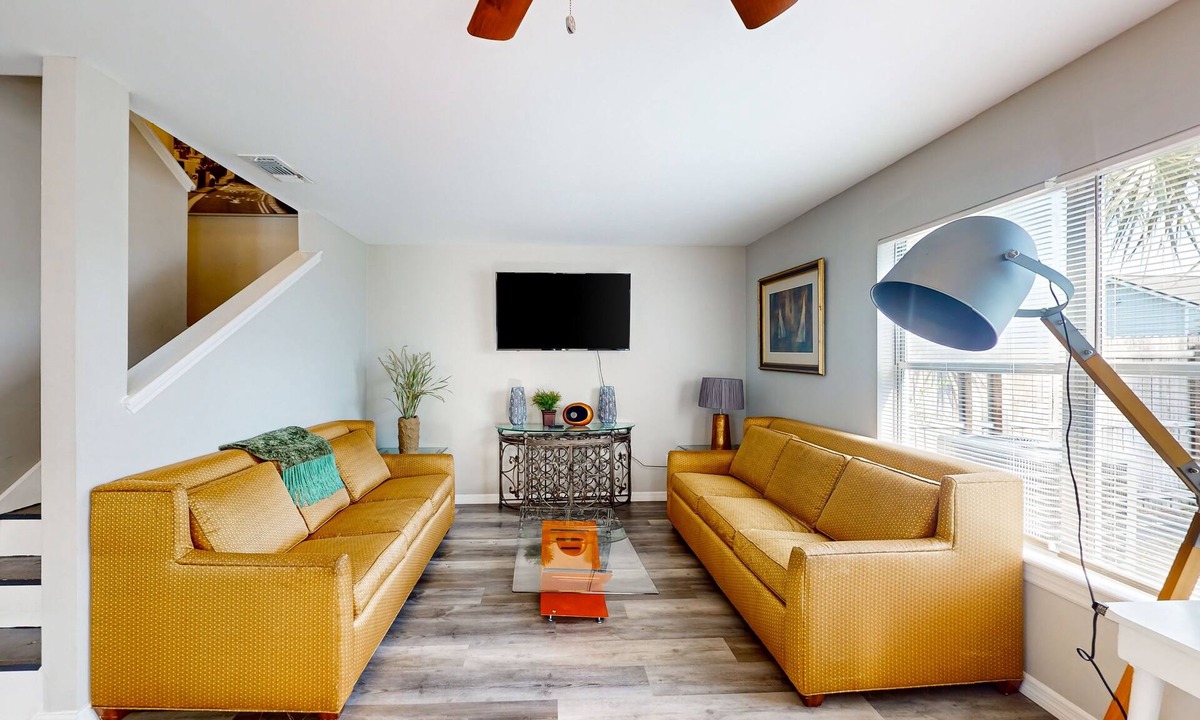 Arlington House | Cozy Spacious Home with Private Backyard and Patio, near shopping