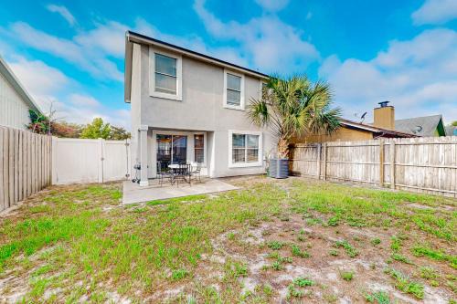 Arlington House | Cozy Spacious Home with Private Backyard and Patio, near shopping