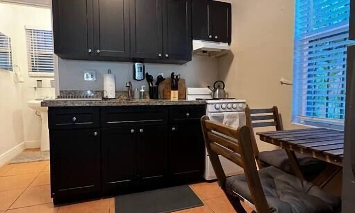 Little Haiti Apartment | Cozy Studio near Wynwood Design district.