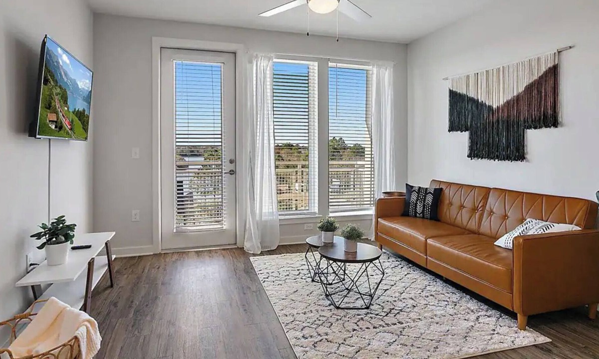 Deerwood Apartment | Cozy Top Floor minutes from high-end shops, King Bed, Gym and Resort Style Pool