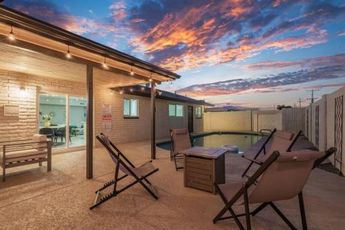 North Mountain House | Cozy Warm Oasis-Heated Pool-Perfect location-Spring TRN