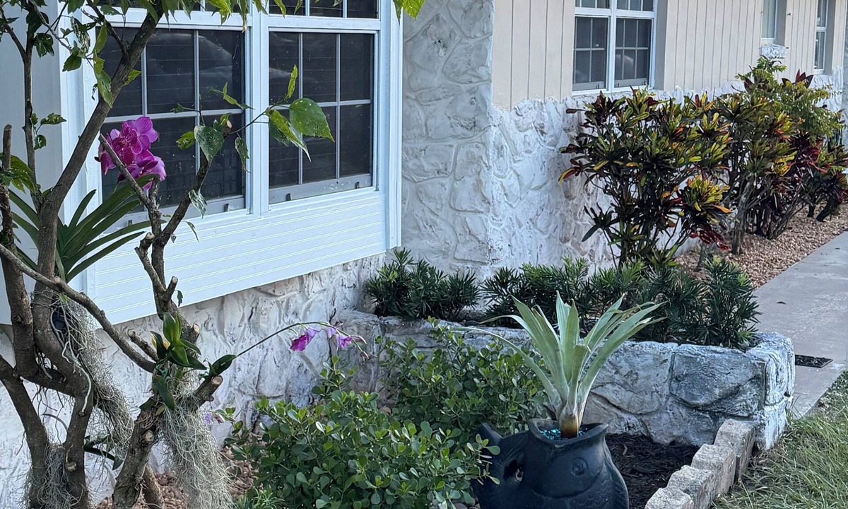 Taylor Creek House | Cozy Water Front 2 bedroom 2 bathroom Home with Lake Access and fenced backyard.