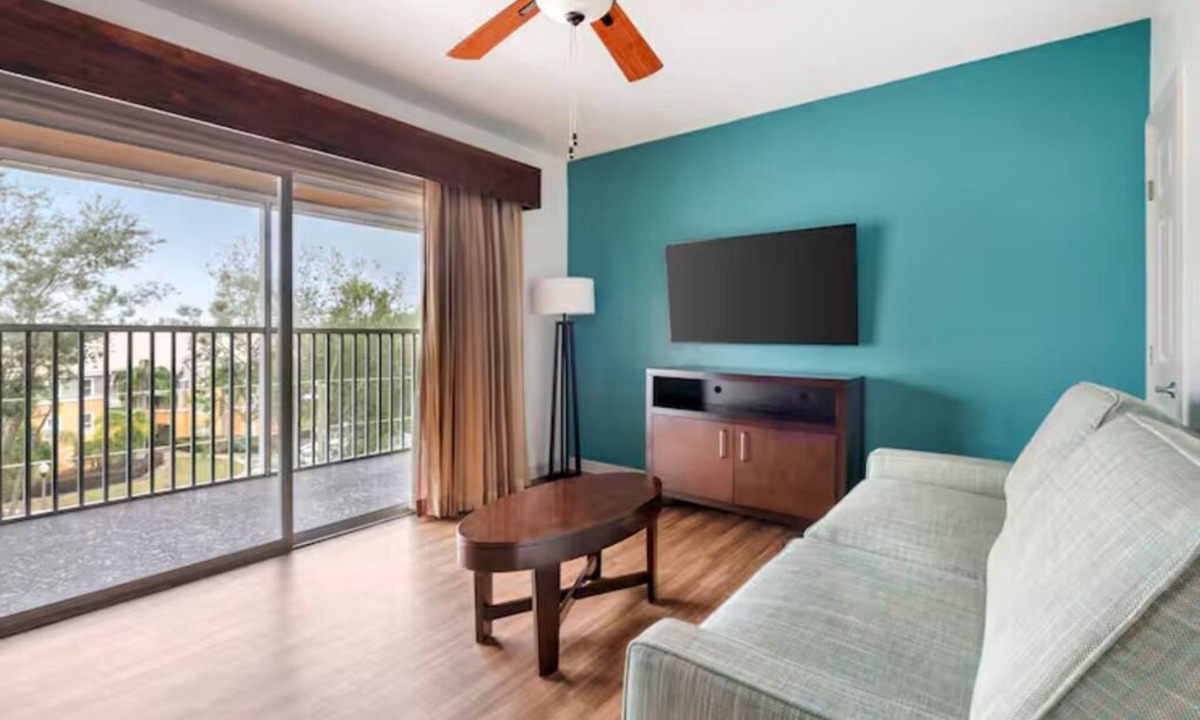 West Kissimmee Hotel | Create Unforgettable Memories in Your Next Favorite Getaway! Outdoor Pool!
