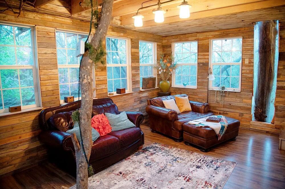 Celeste Cabin | Creekside Tree House w/ Pool in Celeste, Texas, for Memorable Glamping Stays