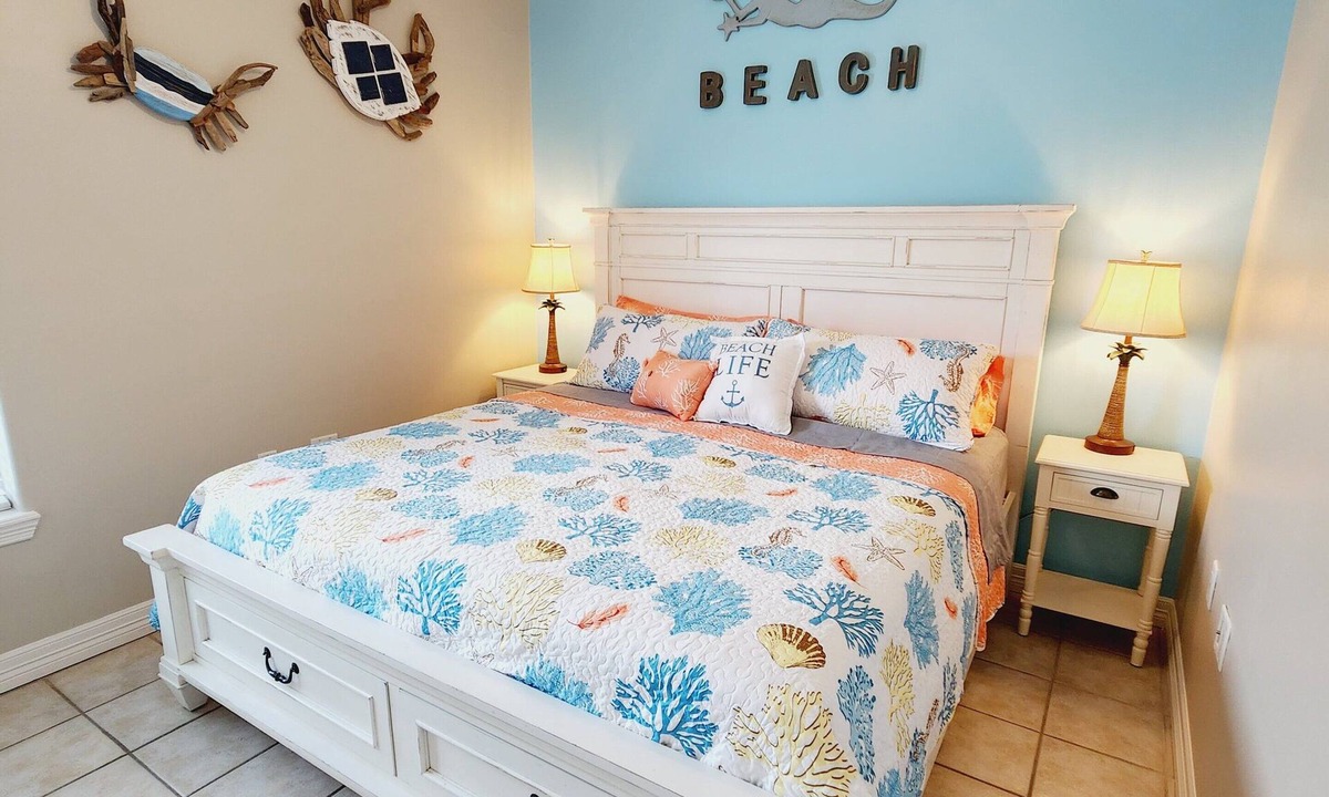 South Padre Island Condo | Cushy Crab, Pool and 3 Minute Walk to Beach!