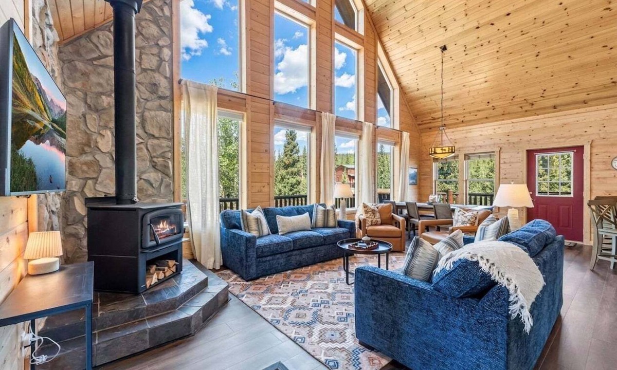 Valley of the Sun Cabin | Custom Craftsman Chalet🏡Fenced Yard for Pets🍃Aspens, Hot Tub 💰$0 Cleaning & Pet Fee